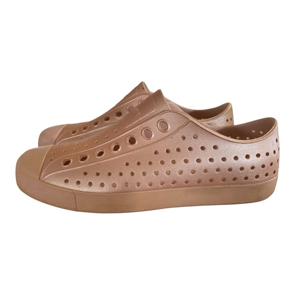 Unisex NATIVE Jefferson Metallic Malta Pink Shoes Size Men 6 Women 8 - Picture 6 of 11